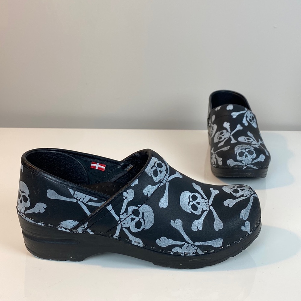 Sanita Black Leather Scull Clogs Size 38(7-7.5)